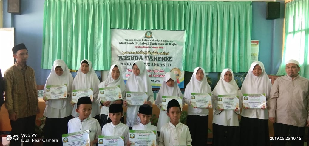 MI Fatimah Dewan Dakwah Jabar Gelar Wisuda Tahfidz